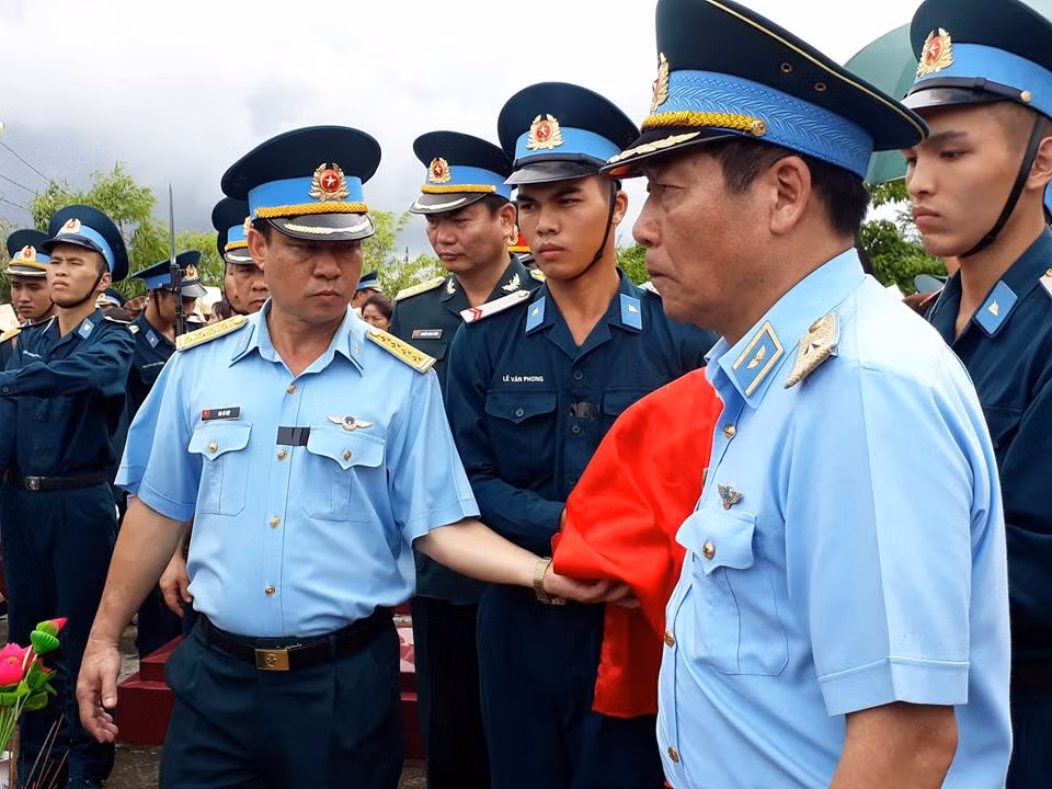 Tại nghĩa trang Liệt sĩ, đồng đội đã đưa anh đến nơi anh an giấc ngàn thu.