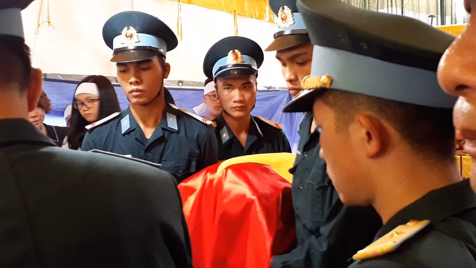 Nghen ngao tien dua hai phi cong Su-22 ve noi an nghi cuoi cung-Hinh-2