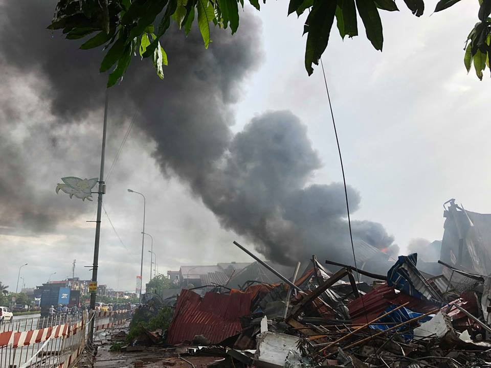 Các đơn vị của Bộ Chỉ huy quân sự tỉnh Hưng Yên và công an tỉnh Hưng Yên đã nhanh chóng giúp bà con chuyển hàng hóa, sơ tán các hộ dân sống xung quanh khu vực xảy ra cháy.