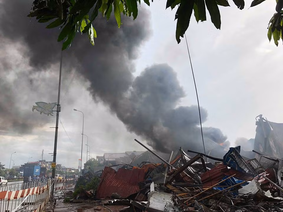 Các đơn vị của Bộ Chỉ huy quân sự tỉnh Hưng Yên và công an tỉnh Hưng Yên đã nhanh chóng giúp bà con chuyển hàng hóa, sơ tán các hộ dân sống xung quanh khu vực xảy ra cháy.