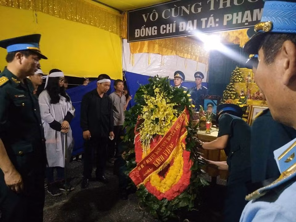 Từ đêm nay đến sáng mai (29/7), các cơ quan, đơn vị, họ hàng, người thân sẽ đến thăm hỏi gia đình, phúng viếng Đại tá Nam. 14h ngày mai, di hài Đại tá Nam sẽ được di quan về nghĩa trang liệt sỹ thị trấn Diêm Điền. Đến khoảng 15h cùng ngày, di hài Đại tá Nam sẽ được an táng.