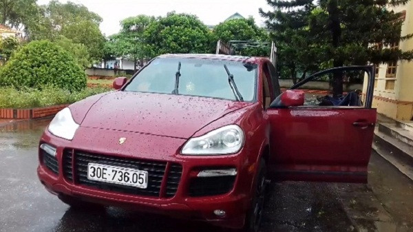 Bat doi tuong di xe Porsche Cayenne cho 14 banh ma tuy