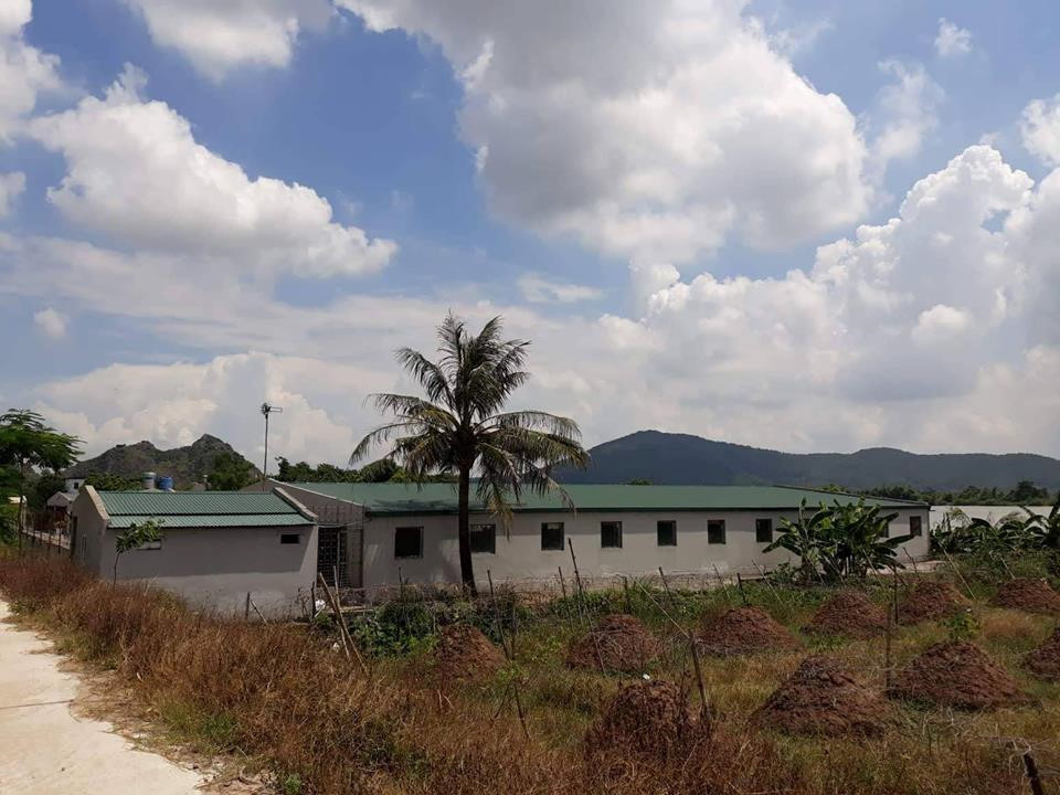 Khu vực nhà xưởng nằm trong khuôn viên