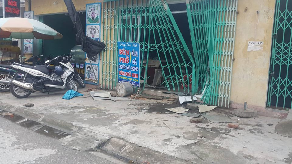 Một nhà dân bị xe ô tô đâm sau khi chiếc xe này đâm va hàng loạt xe máy.