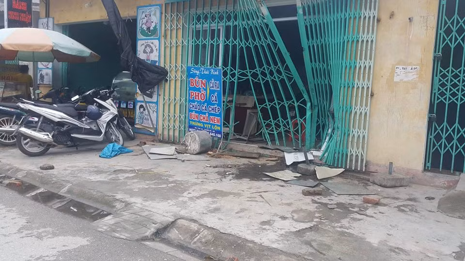 Một nhà dân bị xe ô tô đâm sau khi chiếc xe này đâm va hàng loạt xe máy.