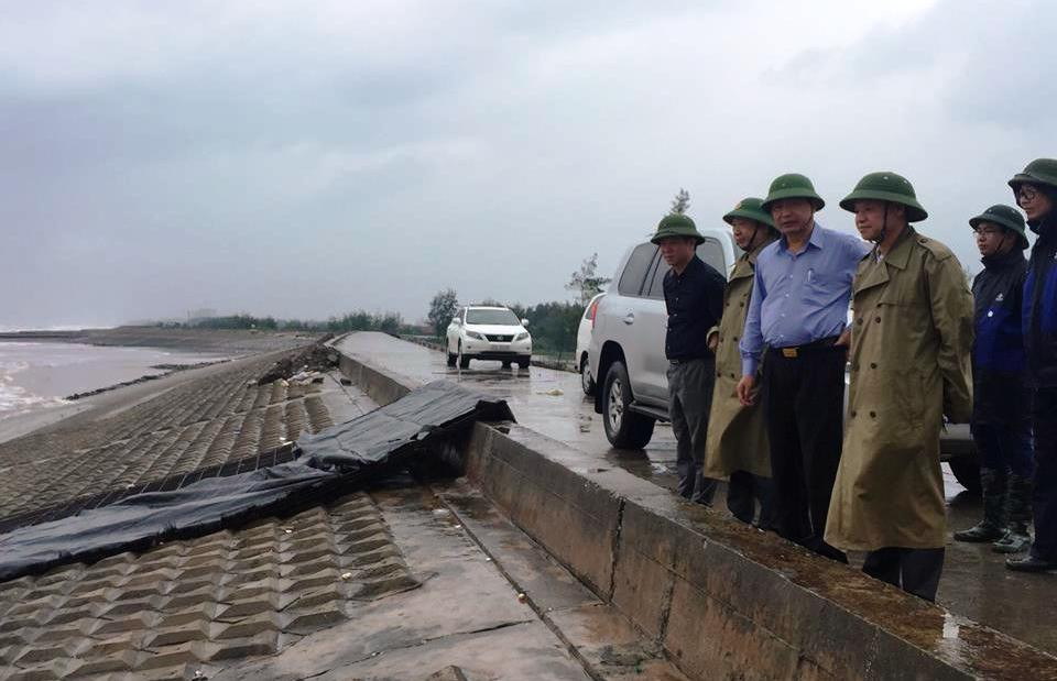 Đoàn công tác Ban Chỉ đạo Trung ương về Phòng chống thiên tai đi kiểm tra đê điều, neo đậu tàu thuyền tại Cồn Tròn, huyện Hải Hậu, tỉnh Nam Định.