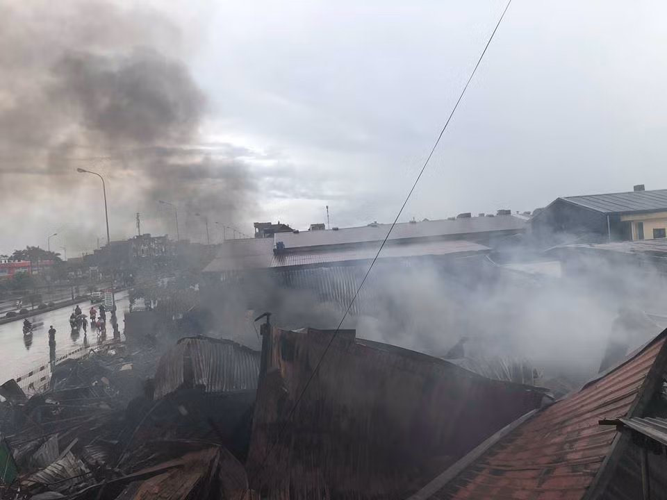 Sáng 26/7, ngọn lửa vẫn tiếp tục bùng lên.