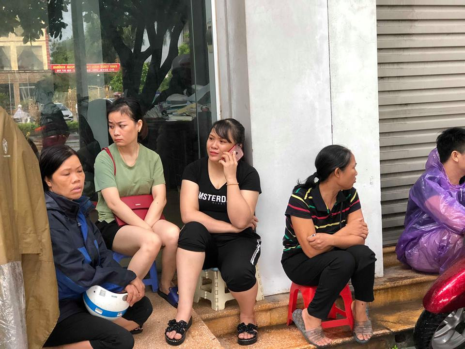 Tiểu thương mắt đỏ hoe nhìn khu chợ mà họ hàng ngày kinh doanh buôn bán bị thiêu rụi.