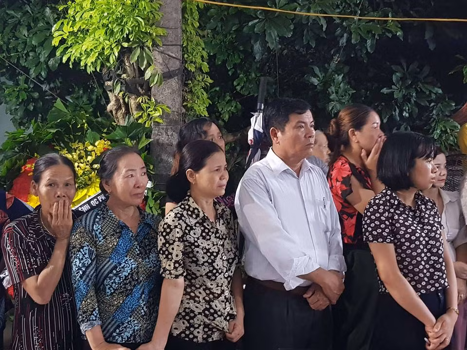 Ai nấy đều thương tiếc, đớn đau.