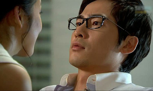 Chong quy xuong khoc loc xin tha thu khi osin dua thu ay cho toi