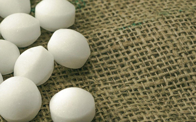 Băng phiến: Sản phẩm này là cách tốt nhất để giữ quần áo của bạn tránh bị gián làm ổ. Tuy nhiên, hơi nước chúng phát ra trong khi bảo vệ quần áo rất nguy hiểm. Các nghiên cứu chỉ ra rằng một trong những yếu tố chính của băng phiến là paradichlorobenzene gây ra ung thư ở động vật. Mặc dù tác động đối với sức khỏe con người vẫn chưa được chứng minh, bạn nên thận trọng khi sử dụng. Bên cạnh đó, một số băng phiến có chứa hóa chất độc hại gọi là naphthalene, phá hủy các tế bào hồng cầu nếu con người tiếp xúc với nó trong một thời gian dài.