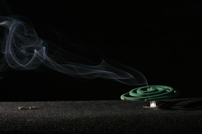 Hương muỗi: Các nhà khoa học phát hiện ra rằng khói phát ra từ một vòng hương muỗi đang cháy tương đương với khói của 75-137 điếu thuốc. Con số này có thể làm cho bất kỳ sinh vật sống nào, bao gồm con người, có nguy cơ mắc các bệnh phổi khác nhau.