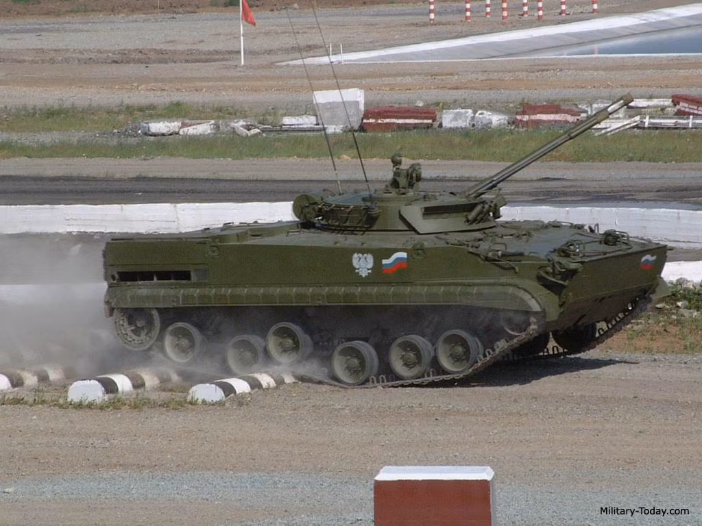 BMP-3, Nga: Dòng xe chiến đấu bộ binh này nổi bật với dàn hỏa lực cực mạnh gồm pháo chính 100 mm có khả năng phóng tên lửa chống tăng qua nòng, pháo đồng trục 30 mm, đem lại khả năng tác chiến ngang ngửa xe tăng. Yếu điểm của xe là giáp mỏng. Ảnh: Military-today.