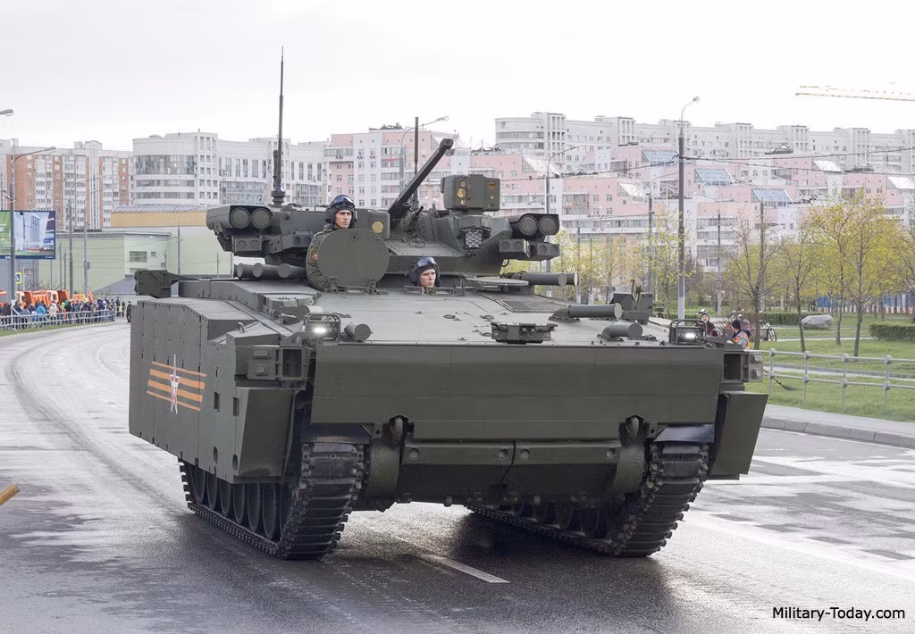 Kurganets-25, Nga: Đây là dòng IFV mới nhất của Nga. Xe được bọc giáp chắc chắn cùng hệ thống phòng vệ chủ động. Ưu điểm của Kurganets-25 là hỏa lực rất mạnh với pháo 30 mm và 4 tên lửa chống tăng Kornet-M. Ảnh: Military-today.