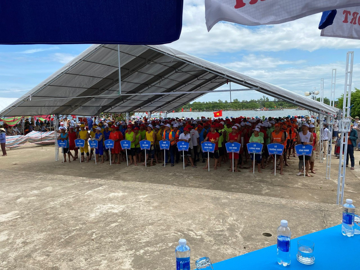 Theo sử sách ghi lại, Lễ hội đua thuyền ở vùng đất Khang Lộc xưa, gồm Quảng Ninh và Lệ Thủy ngày này đã từng tồn tại trên 500 năm. Cùng với sự biến thiên của lịch sử, Lễ hội đua thuyền lúc thăng, lúc trầm, nhưng không hề mai một. Lễ hội đua thuyền với ước nguyện cầu cho mưa thuận gió hòa, sông rạch được khai thông, mùa màng tốt tươi, cuộc sống bình yên. Đây là nét đẹp văn hóa truyền thống từ ngàn xưa của người dân vùng sông nước được duy trì và phát triển cho đến bây giờ.