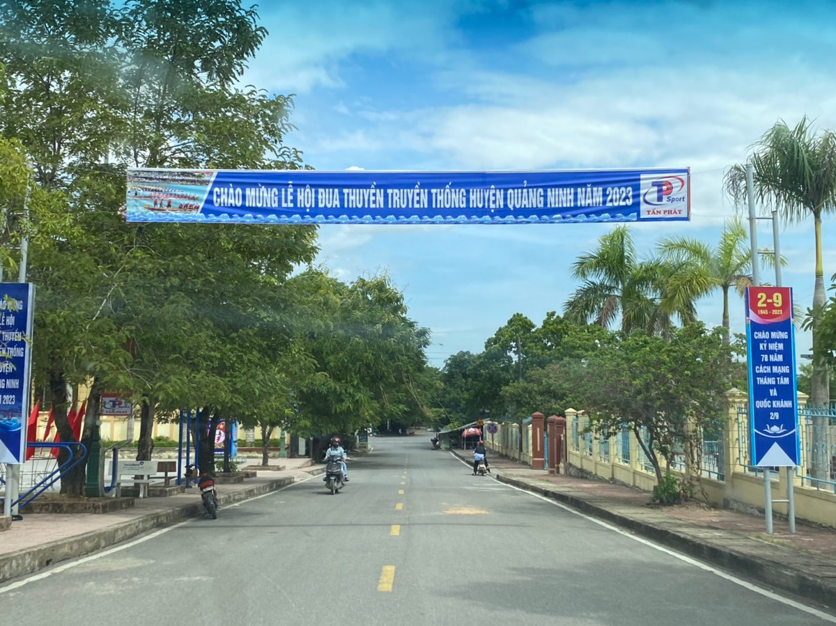 Không khí chào mừng lễ hội đua thuyền trên các tuyến đường ở huyện Quảng Ninh.