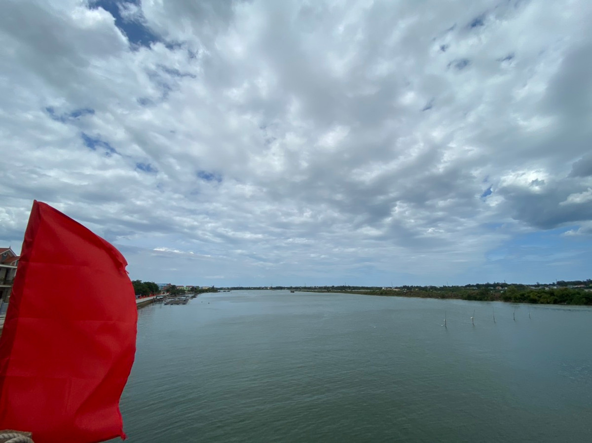 Chỉ còn ít ngày nữa, dòng sông Nhật Lệ, Kiến Giang sẽ chính thức dậy sóng khai hội đua thuyền truyền thống huyện Lệ Thủy, Quảng Ninh 2023. Đây sẽ là dịp để du khách gần xa tìm đến trải nghiệm vào dịp nghĩ lễ 2/9 trên những dòng sông quê hương Đại tướng Võ Nguyên Giáp.