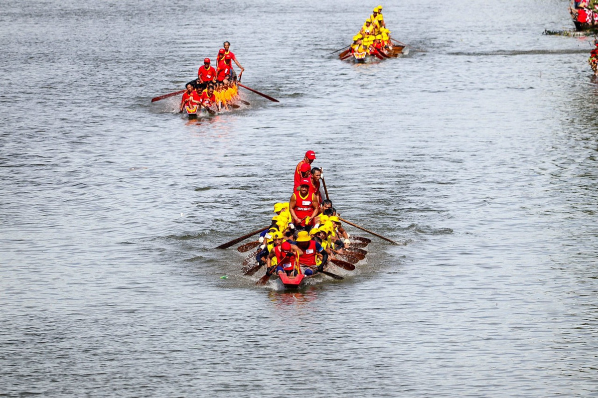 Lễ hội đua thuyền được bắt nguồn từ nghi lễ cầu mưa thuận gió hòa, an cư lạc nghiệp, có từ lâu đời. Và rồi theo thời gian lễ hội này trở thành một ngày hội lớn nhất trong năm của người dân nơi đây.