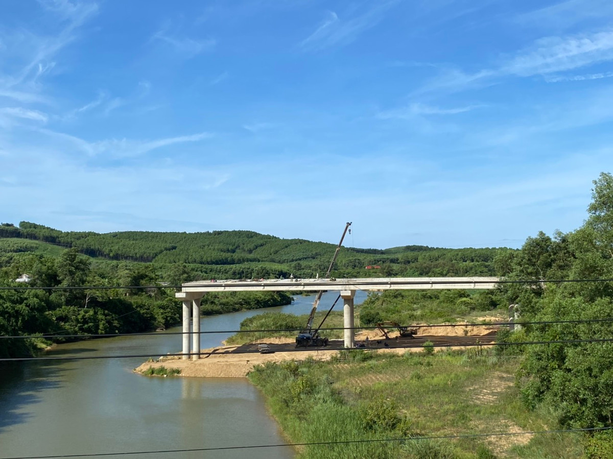 Những dầm cầu cao tốc đã dần nối nhịp. Tại điểm thi công cầu thác Cóc ở huyện Lệ Thủy, tranh thủ thời tiêt thuận lợi công nhân và máy móc đang tập trung thi công các hạng mục công trình. Theo báo cáo của Ban quản lý dự án đường Hồ Chí Minh (chủ đầu tư) về phần cầu tuyến có tổng cộng 30 cầu, với chiều dài 5.403m (trong đó 16 cầu trên tuyến chính,10 cầu vượt trục thông và 4 cầu trong nút giao).