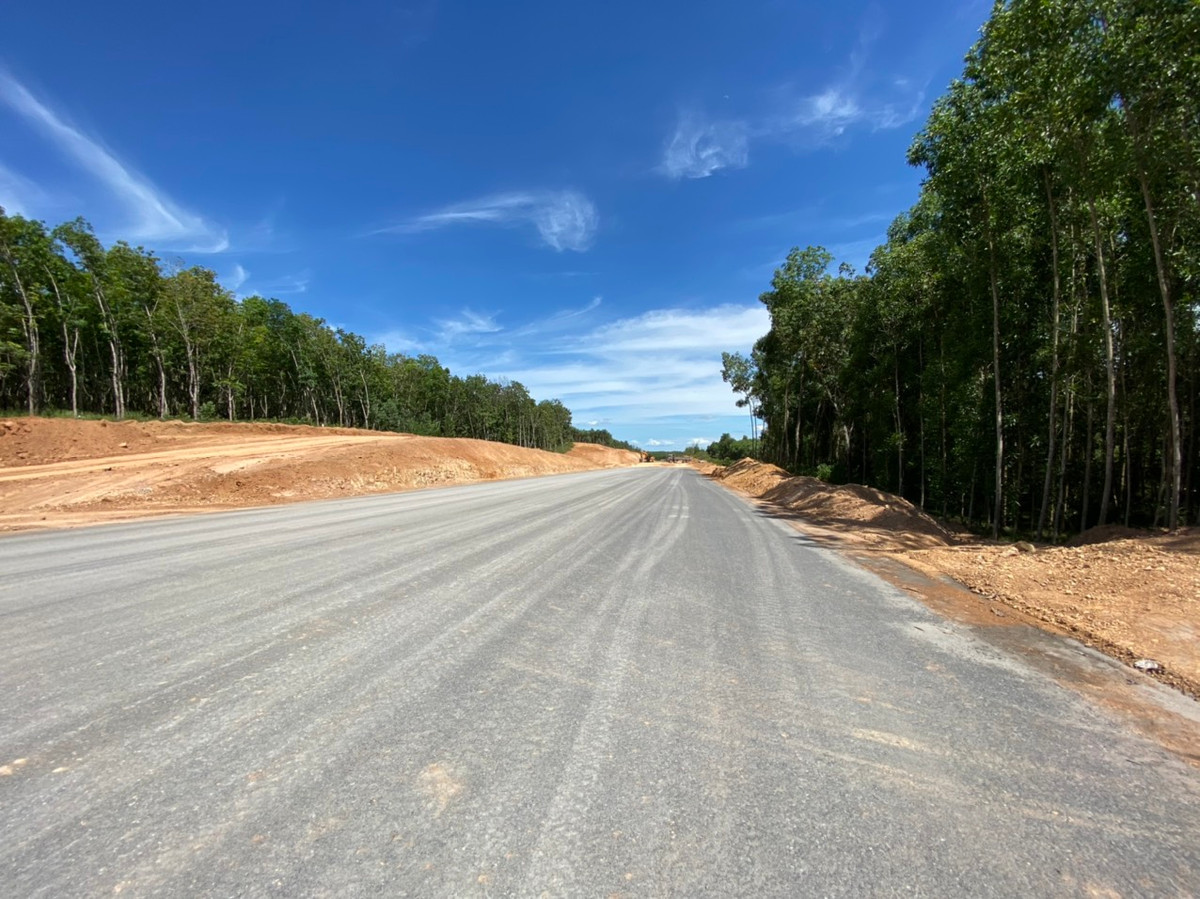 Về phần đường, nhiều điểm trên tuyến cao tốc sau thời gian thi công đã lộ diện. Theo số liệu xử lý nền đất yếu là 1,17km, tổng khối lượng đào là gần 7 triệu m3, tổng khối lượng đắp là trên 6 triệu m3. Dự án có tới 237 cống các loại, hầm chui dân sinh là 39 cái, đường gom 45,6km). Có 4 nút giao liên thông: Nút giao QL9C; Nút giao QL9D; giao ĐT75; giao QL9A.