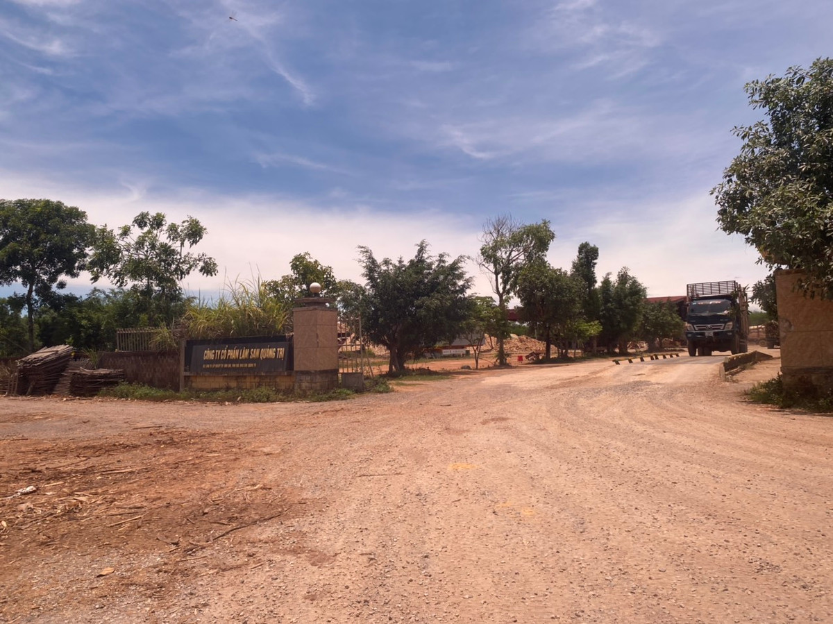 Theo quan sát của PV, nhiều điểm trên tuyến cao tốc vẫn chưa được bàn giao GPMB, đặc biệt tại huyện Vĩnh Linh (Quảng Trị) một số nhà máy xí nghiệp vẫn đang hoạt động bình thường, chưa bàn giao mặt bằng cho dự án.