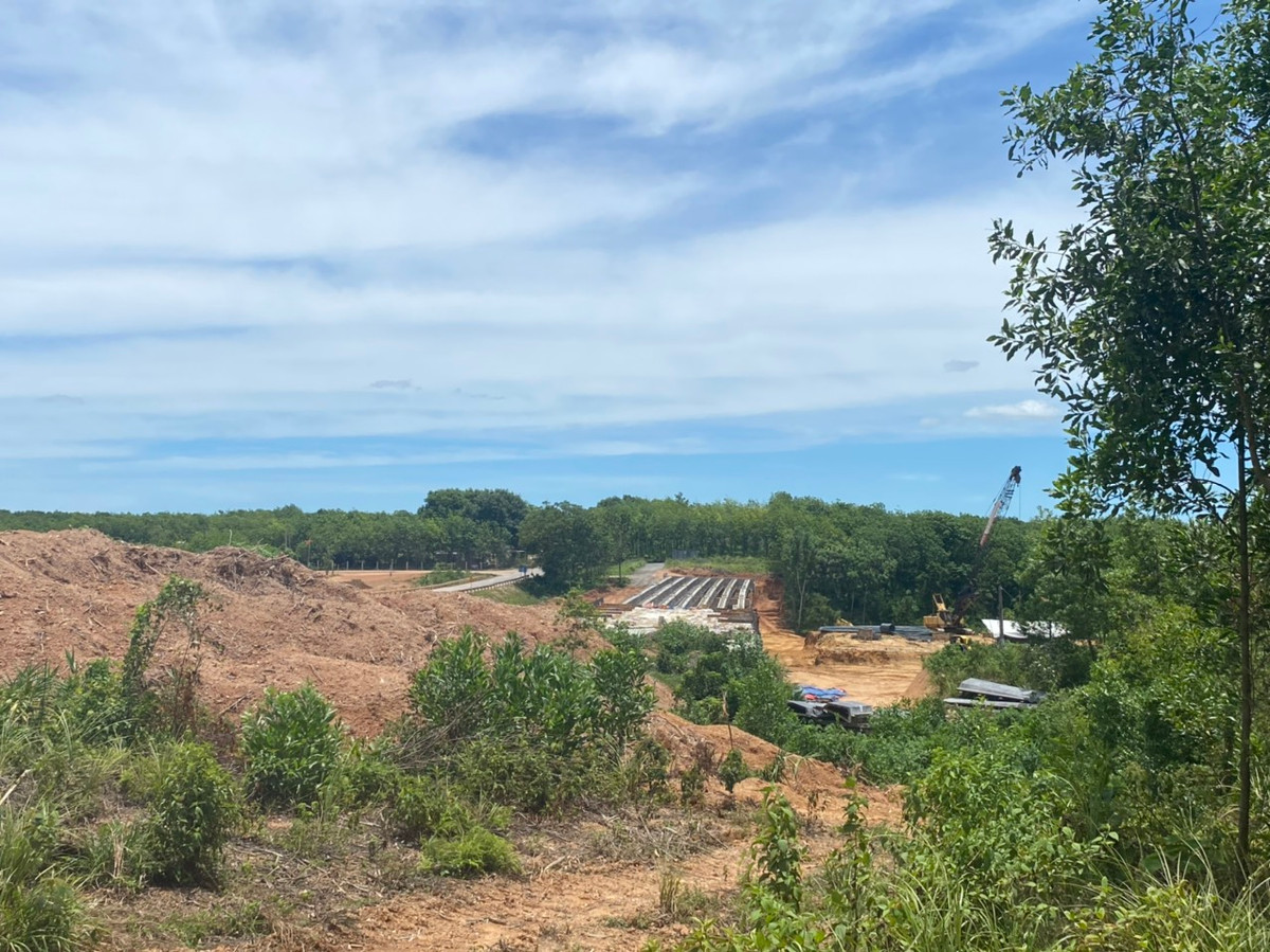 Tuy nhiên, bên cạnh thuận lợi, theo báo cáo của Ban Quản lý dự án đường Hồ Chí Minh, hiện nay tiến độ GPMB và giải ngân của địa phương chưa đạt yêu cầu, công tác triển khai phê duyệt các khu TĐC, công tác lập hồ sơ thiết kế di dời hạ tầng kỹ thuật còn chưa đáp ứng.