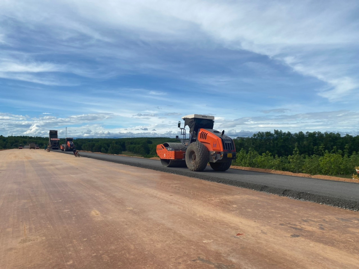 Đối với gói thầu xây lắp XL2 từ Km708+350 - Km740+884 hiện đường công vụ nội tuyến đã thi công được khoảng 21,66/34,5km. Theo đánh giá của chủ đầu tư hiện cả 2 gói thầu xây lắp đều đang đảm bảo yêu cầu tiến độ và chất lượng đề ra.