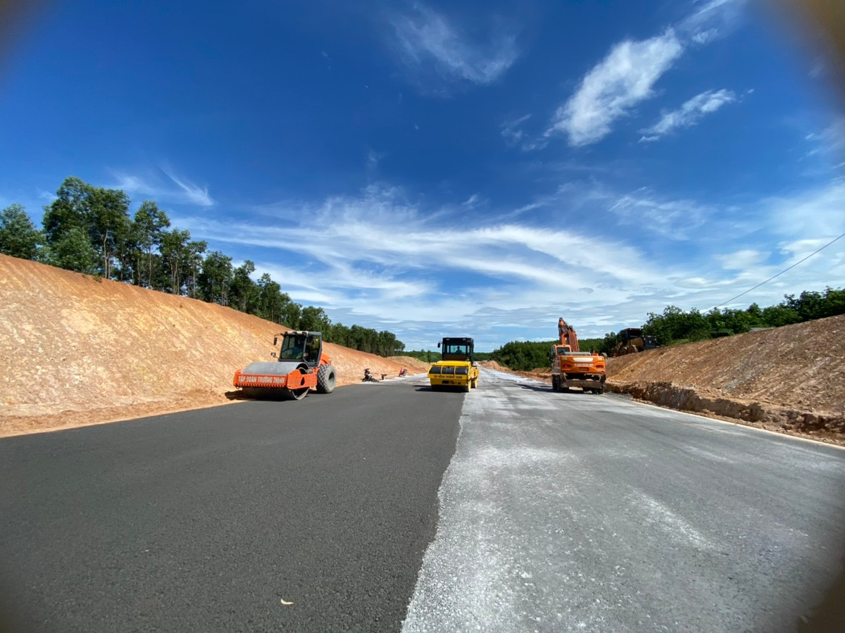 Dự án thành phần đoạn Vạn Ninh-Cam Lộ, thuộc Dự án xây dựng công trình đường bộ cao tốc trên tuyến Bắc - Nam phía Đông, giai đoạn 2021 -2025 có tổng chiều dài tuyến: 65,5km đi qua 2 tỉnh Quảng Bình và Quảng Trị, với tổng mức đầu tư gần 10 ngàn tỷ đồng. Công trình do Ban Quản lý dự án đường Hồ Chí Minh thuộc Bộ Giao thông Vận tải làm chủ đầu tư. Dự án được khởi công vào ngày 01/01/2023, hoàn thành vào tháng 10/2025. Hiện nay trên công trường đang nhộn nhịp thi công các hạng mục với tinh thần "vượt nắng, thắng mưa" kịp tiến độ.