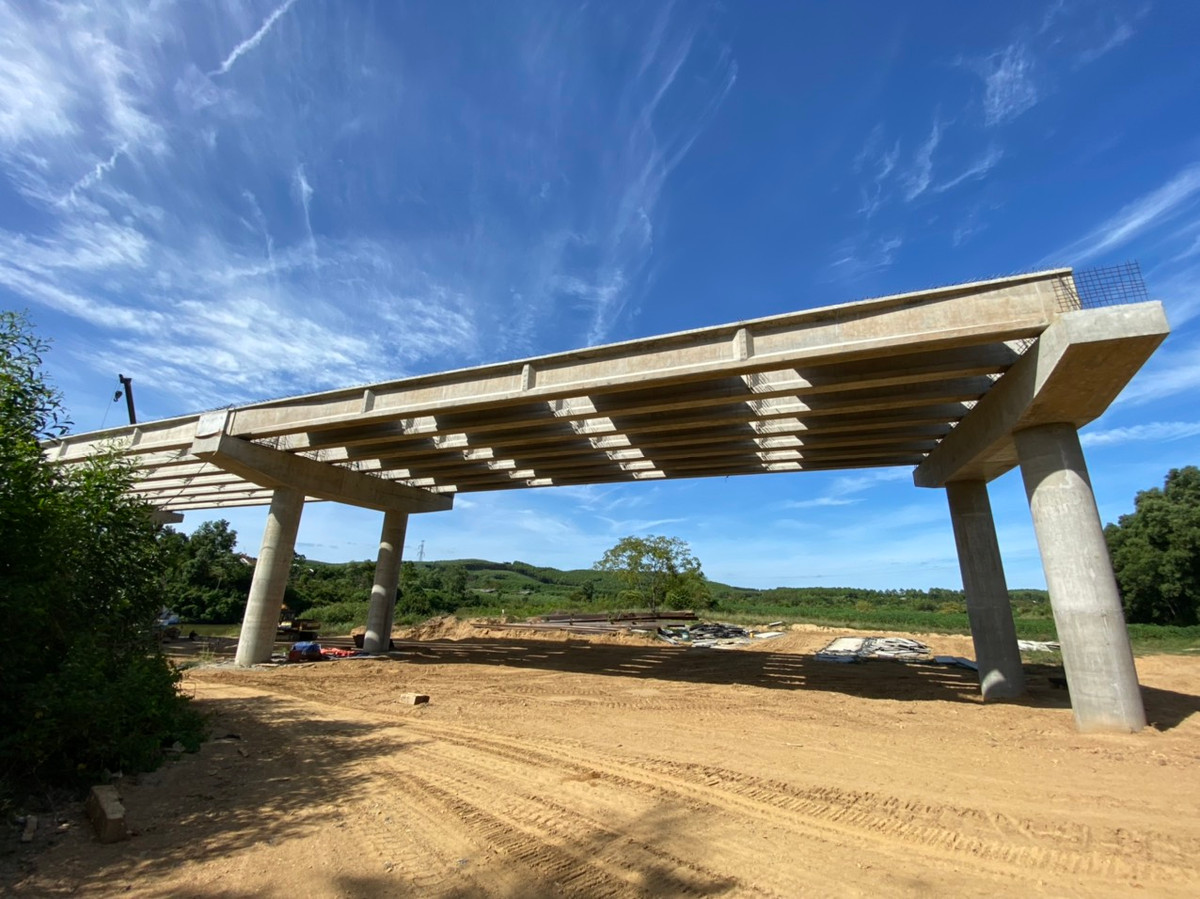 Những nhịp cầu đã nối, những con đường đã dần lộ diện, dự án cao tốc đoạn Vạn Ninh - Cam Lộ đang được triển khai với tinh thần "vượt nắng, thắng mưa" kịp tiến độ, chất lượng đề ra.