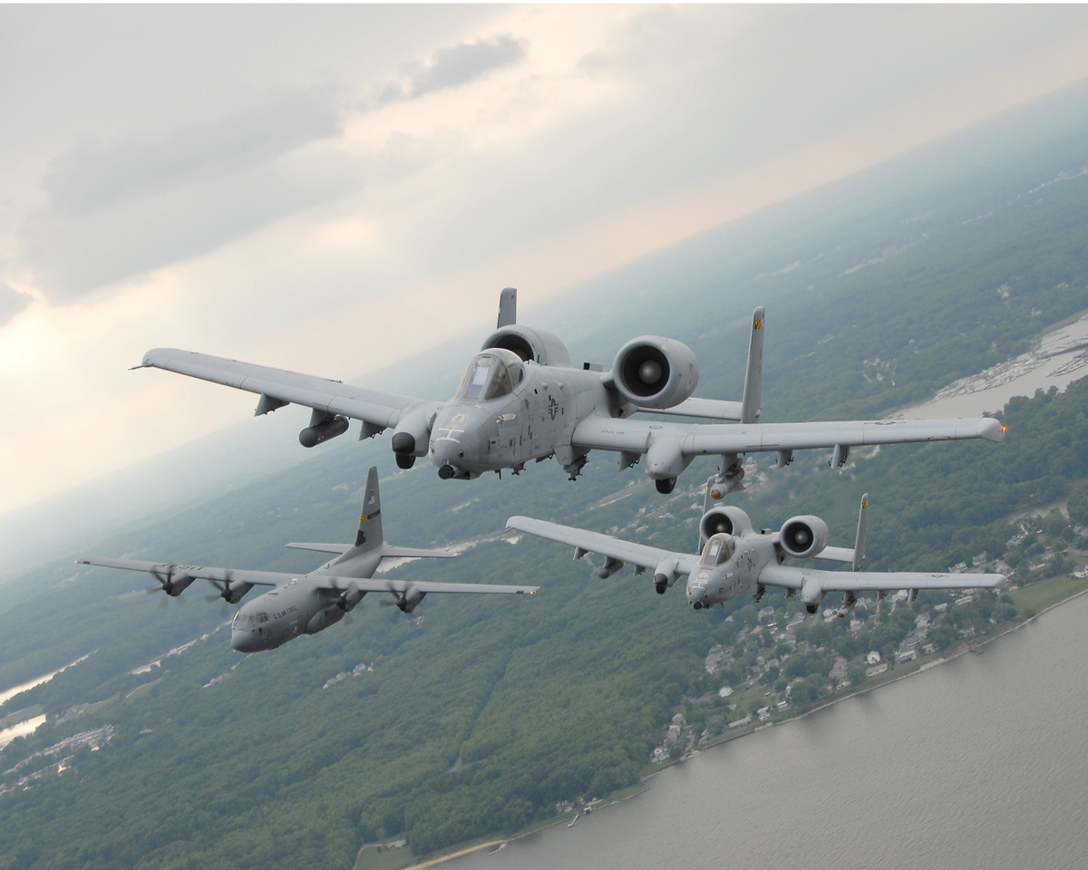 Cụ thể, A-10 Thunderbolt II được thiết kế để chịu đựng hoả lực mặt đất với phần động cơ và khoang lái được bọc giáp tốt. Đây là điều tối quan trọng vì muốn tấn công chính xác, máy bay phải bay càng gần mặt đất càng tốt. Tuy nhiên bay càng thấp, máy bay càng dễ bị vũ khí bộ binh tấn công. Nguồn ảnh: Pinterest.
