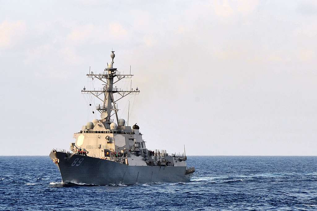 Tàu có khả năng mang theo tối đa tới 2 trực thăng SH-60 để phục vụ tuần tra biển. Hiện tại các khu trục hạm lớp Arleigh Burke cũng đang là loại tàu chiến có số lượng lớn bậc nhất thế giới. Nguồn ảnh: Pinterest.