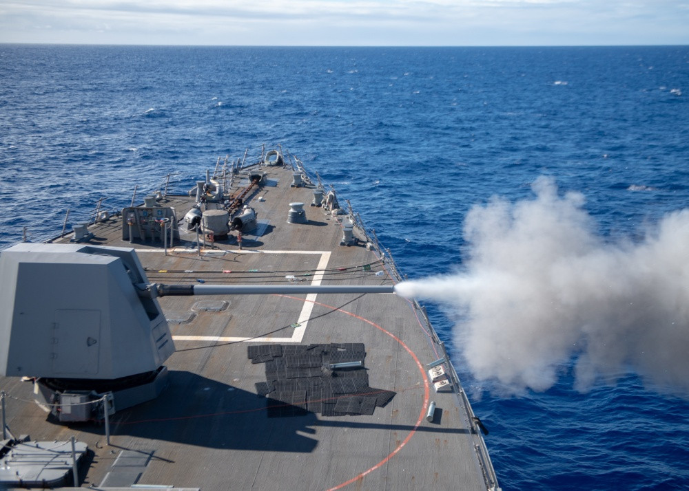 Hồi năm 2016, khu trục hạm Mustin của Hải quân Mỹ cũng từng tới thăm quân cảng Cam Ranh ở Việt Nam. Ở thời điểm đó, đây là một sự kiện rất lớn, ảnh hưởng sâu sắc tới quan hệ giữa Việt Nam và Mỹ sau này. Nguồn ảnh: Pinterest.