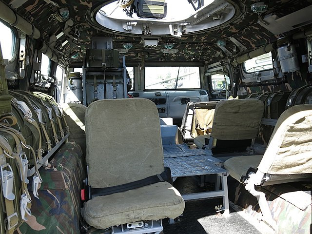 Không gian bên trong của xe bọc thép đa dụng Tigr khá rộng rãi - ngay cả với những người lính Nga cao lớn cũng có thể ngồi vừa từ 6 tới 10 người kèm theo trang bị vũ khí. Nguồn ảnh: BMDP.