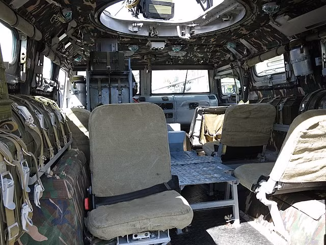 Không gian bên trong của xe bọc thép đa dụng Tigr khá rộng rãi - ngay cả với những người lính Nga cao lớn cũng có thể ngồi vừa từ 6 tới 10 người kèm theo trang bị vũ khí. Nguồn ảnh: BMDP.