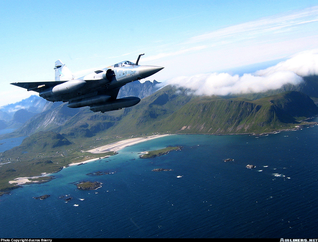 Đáng tiếc là do Rafale không hẳn quá hiện đại hơn so với Su-30MK2 nhưng lại có giá cao hơn rất nhiều, khiến việc Việt Nam chọn mua tiêm kích Pháp một lần nữa dường như vẫn rất xa vời. Nguồn ảnh: Pinterest.