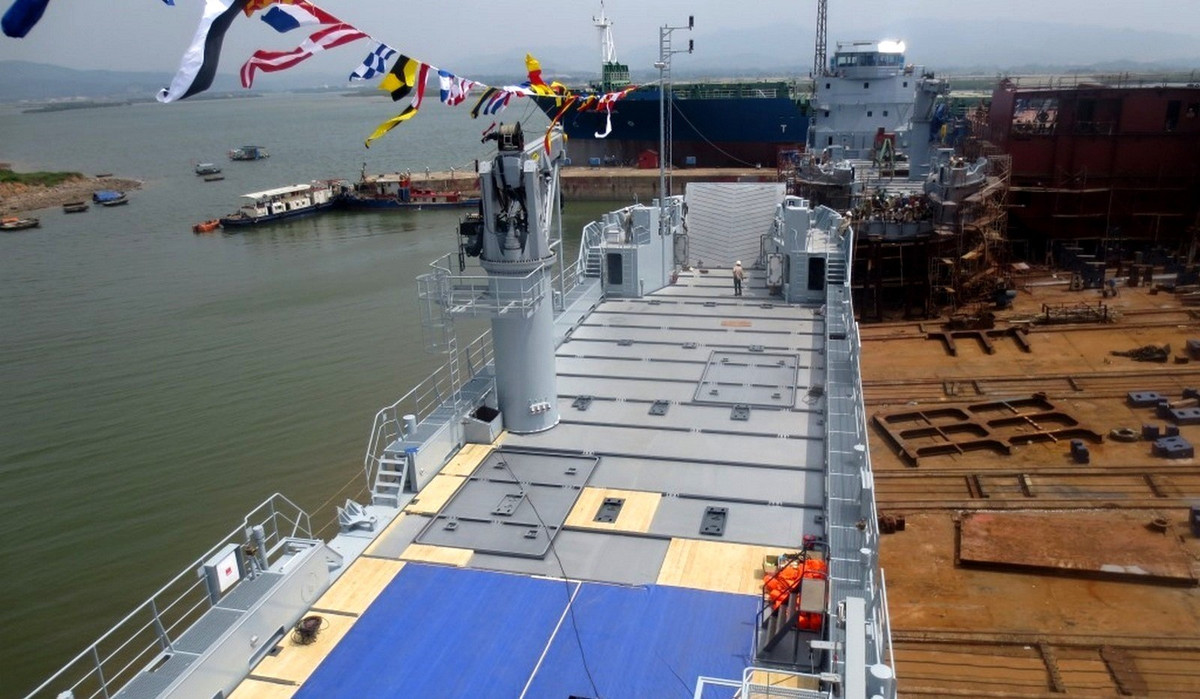 Tàu cũng không có khả năng chở theo các loại xe tăng hoặc xe bọc thép hạng nặng do có kết cấu không đủ chắc chắn. Bù lại, tàu có khả năng chở theo một lượng lớn thùng container, trong đó bao gồm cả các loại tên lửa nguỵ trang trong thùng container.Nguồn ảnh: Pinterest.