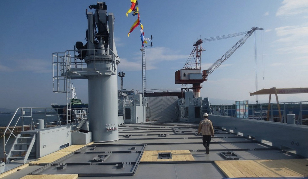 Do được thiết kế làm nhiệm vụ vận tải đổ bộ, tàu Roro 5612 của Việt Nam chỉ được trang bị một khẩu súng máy 12,7mm. Trên tàu nguyên bản không còn bất cứ một vũ trang nào khác nhưng có thể dễ dàng lắp đặt thêm khi cần.Nguồn ảnh: Pinterest.