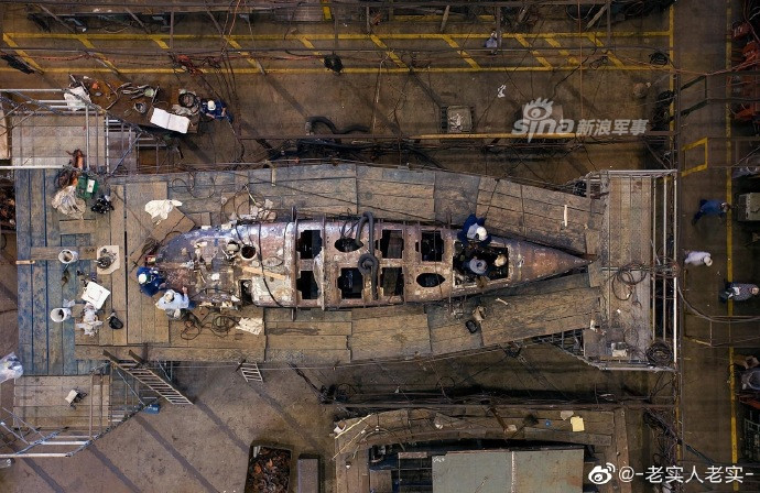 Vì là tàu ngầm hạt nhân tấn công nhanh, tàu ngầm lớp Virginia hoàn toàn không bị giới hạn tầm hoạt động bởi nhiên liệu, thứ duy nhất giới hạn thời gian hoạt động của tàu ngầm này đó là nó cần tiếp tế thức ăn và nước uống cho thuỷ thủ đoàn. Nguồn ảnh: Sina.