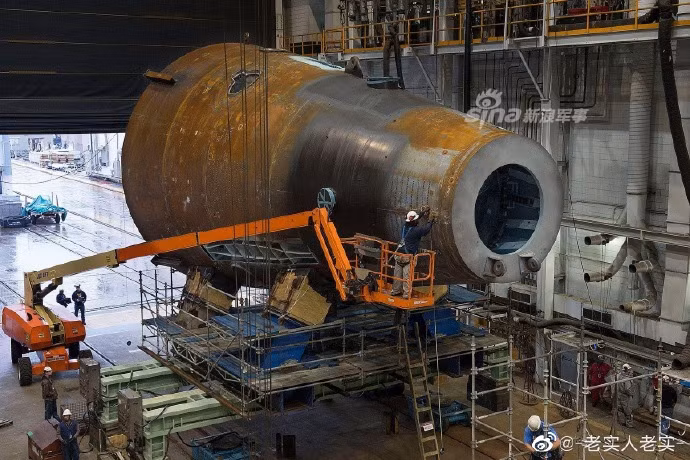 Có giá tới hơn 2 tỷ USD cho mỗi chiếc, tuy nhiên Mỹ cũng không ngần ngại dự kiến sẽ đóng mới tổng cộng tới... 66 tàu ngầm hạt nhân lớp này. Tới nay, đã có 17 chiếc tàu ngầm hạt nhân lớp Virginia được hoàn thiện, 11 chiếc khác đang được cùng lúc đóng mới. Nguồn ảnh: Sina.