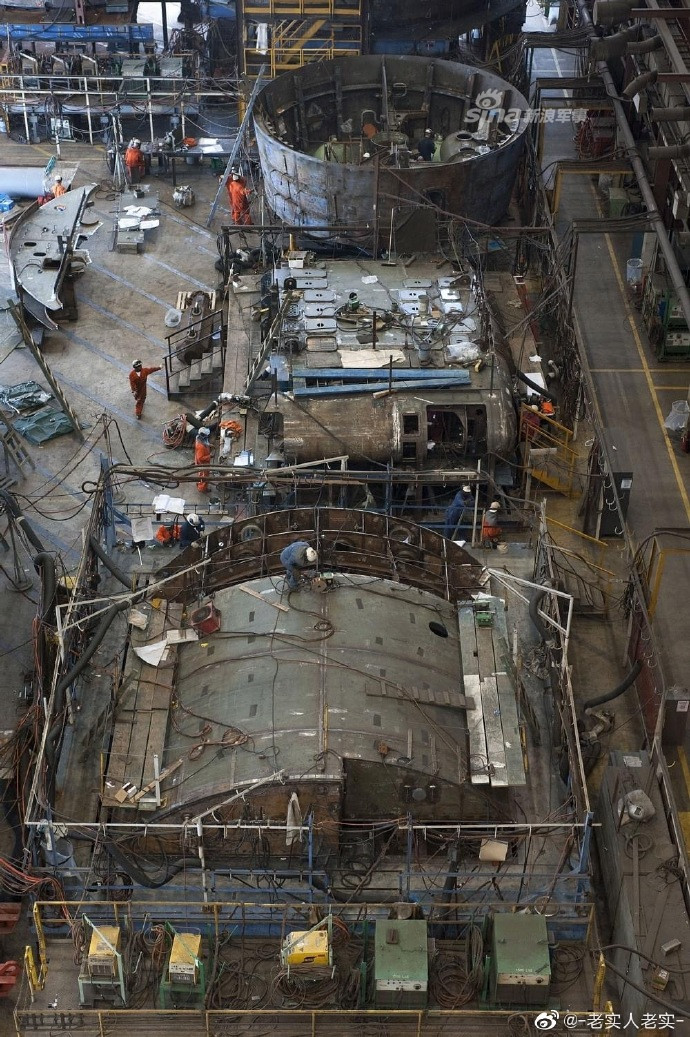 Để tối ưu hóa chi phí đóng mới cũng như giảm thiểu tối đa thời gian thi công, tàu ngầm Virginia được đóng theo công nghệ mô-đun, nghĩa là từng phần của tàu ngầm sẽ được đóng riêng biệt ở nhiều phân xưởng khác nhau. Nguồn ảnh: Sina.