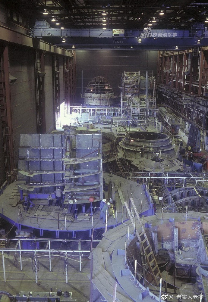 Tại mỗi phân xưởng, những cấu trúc giàn giáo đặc biệt sẽ được xây dựng để đóng từng phần duy nhất cho con tàu. Nguồn ảnh: Sina.