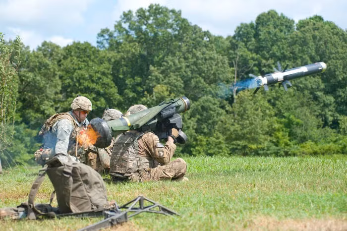 Quân đội Mỹ thực hành bắn đạn thật với tên lửa Javelin - loại tên lửa chống tăng được coi là hiện đại nhất thế giới hiện nay. Nguồn ảnh: BI.