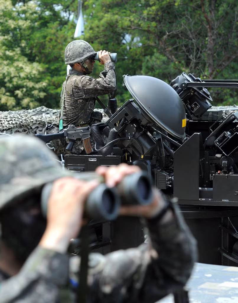 Để đảm bảo không bị bất ngờ, bị động trong mọi tình huống, quân đội Hàn Quốc đã cho đặt một loạt các pháo nòng xoay Vulcan trên nóc những toà nhà chọc trời ở ngoại ô Seoul, canh gác 24/24 liên tục. Nguồn ảnh: BI.