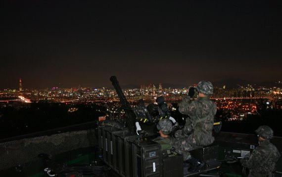 Do có tốc độ bắn quá nhanh, Vulcan cần cơ cấu tự nạp đạn và đẩy vỏ đạn ra ngoài bằng điện. Đây cũng chính là điểm yếu của hệ thống này, một khi mất điện, Vulcan sẽ không khác gì... một đống sắt vụn. Nguồn ảnh: BI.