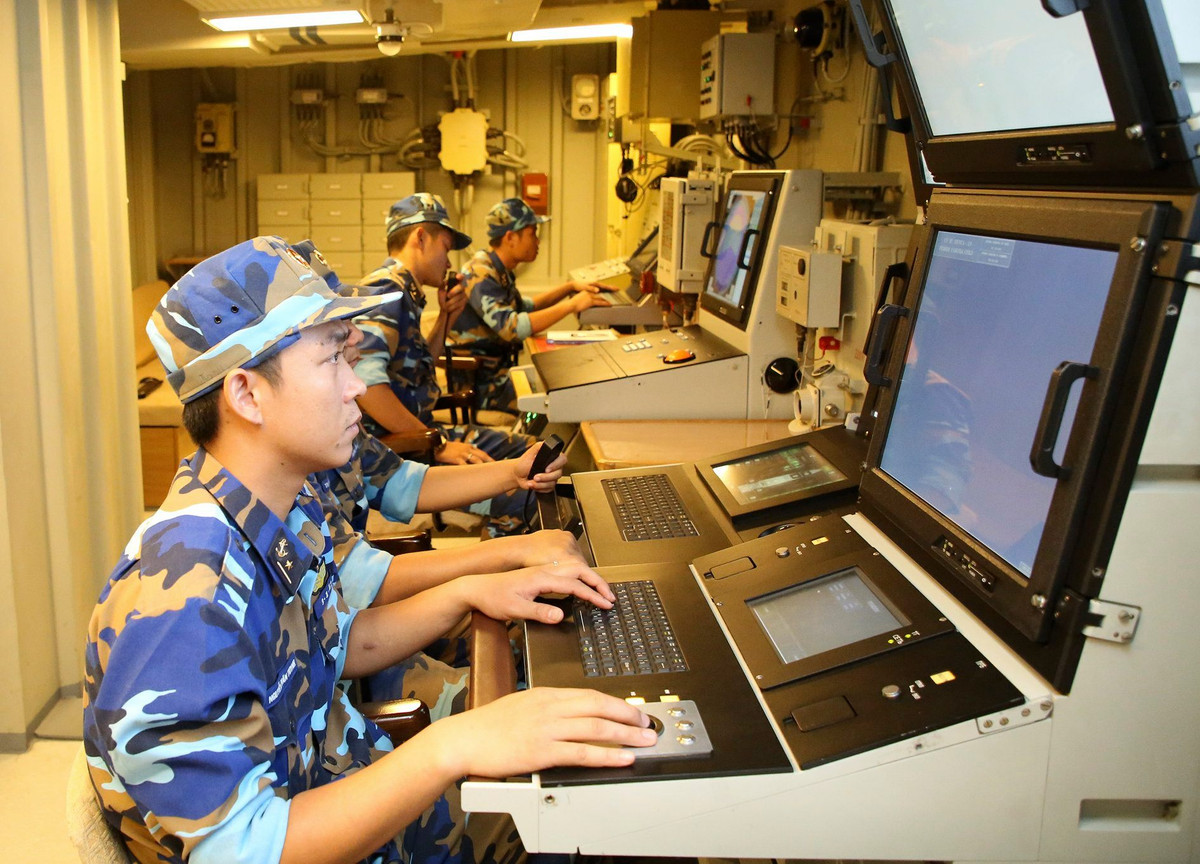 Mới đây, những hình ảnh được cho là ghi lại từ bên trong trung tâm tác chiến của chiến hạm 016 Quang Trung đã xuất hiện trên mạng xã hội và thu hút được rất nhiều sự quan tâm. Nguồn ảnh: Military.