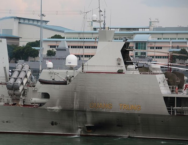 Vũ khí trên tàu Quang Trung bao gồm một hải pháo AK-176M có cỡ nòng 76mm. Đây là loại hải pháo trứ danh của Nga, có tầm bắn lên tới 15 km, tốc độ bắn tối đa 2 viên/giây. Nguồn ảnh: MDC.