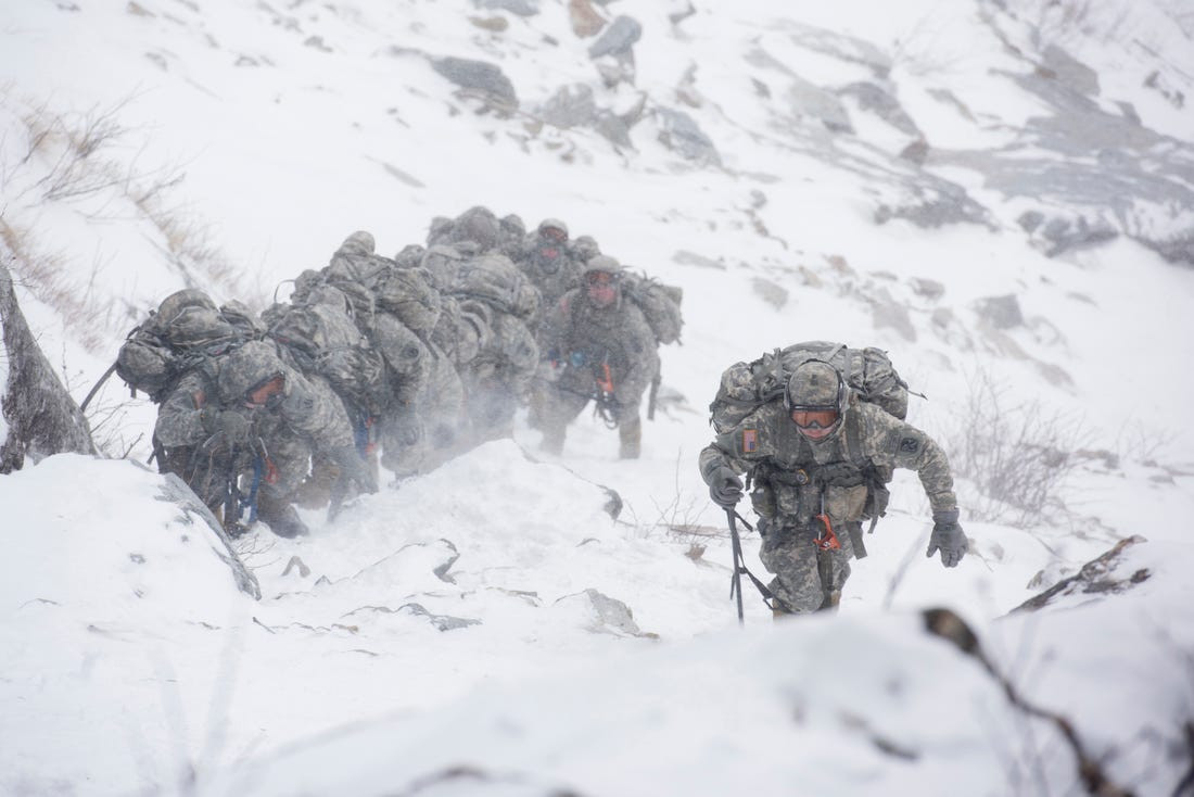 Kể cả với công nghệ, kỹ thuật và chiến thuật hậu cần tốt như hiện nay, việc tiếp tế cho một trận chiến quy mô lớn sâu trong lãnh thổ Nga vẫn được coi là nhiệm vụ bất khả thi và có thể thất bại bất cứ lúc nào nếu thời tiết thay đổi không báo trước. Nguồn ảnh: Pinterest.