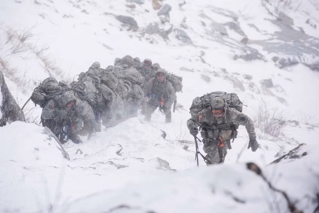 Kể cả với công nghệ, kỹ thuật và chiến thuật hậu cần tốt như hiện nay, việc tiếp tế cho một trận chiến quy mô lớn sâu trong lãnh thổ Nga vẫn được coi là nhiệm vụ bất khả thi và có thể thất bại bất cứ lúc nào nếu thời tiết thay đổi không báo trước. Nguồn ảnh: Pinterest.