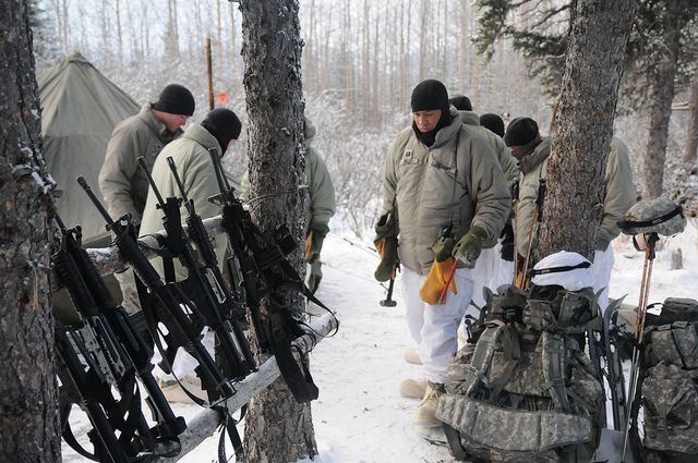 Như lịch sử đã chứng minh, thời tiết khắc nghiệt ở Nga chính là một trong những bức tường phòng thủ vững chắc nhất cho quốc gia này. Ngay cả với những loại chiến đấu cơ, vệ tinh hiện đại ngày nay, việc hoạt động trong điều kiện thời tiết khắc nghiệt vẫn luôn được coi là kém hiệu quả. Nguồn ảnh: Pinterest.