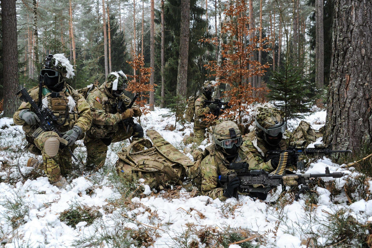 Ví dụ như người Đức trong Chiến tranh Thế giới thứ hai, họ đã có những khoảng thời gian thư thái giữa những đồng bằng trải dài tới tận chân trời, có những lúc khổ sở với mùa đông lạnh căm căm và cũng có lúc vật lộn với bùn lầy ngập đến tận đầu gối. Nguồn ảnh: Pinterest.